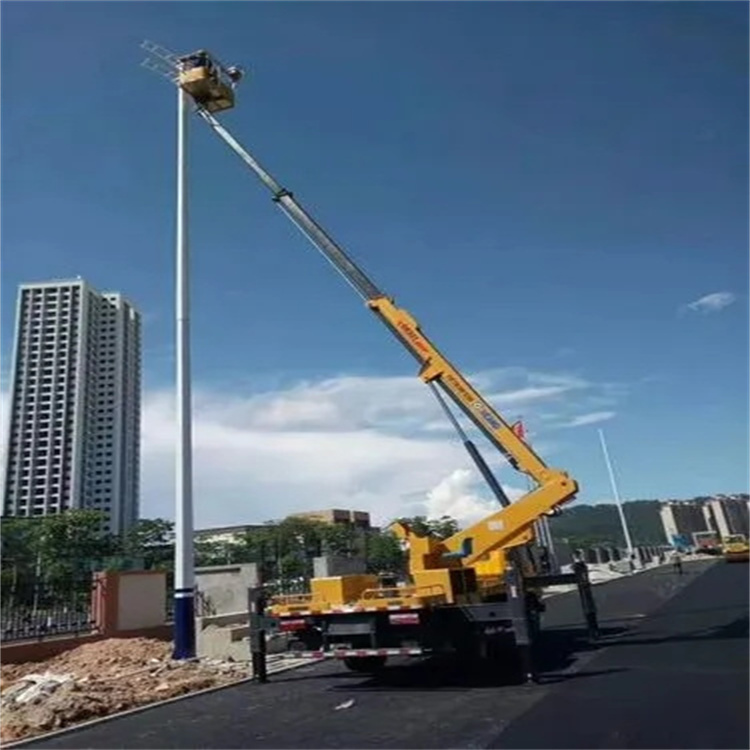 赵西垸林场维修路灯的曲臂升降车出租