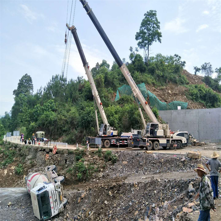 赵西垸林场汽车掉沟里叫吊车救援要多少钱